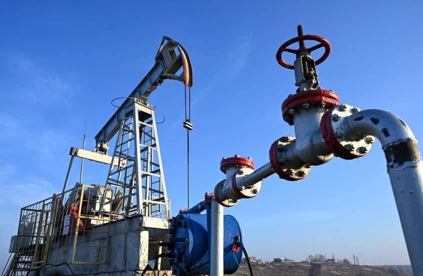 تراجع أسعار النفط عند التسوية وبرنت يفقد 3.4% مع تقييم فرص التهدئة بين واشنطن وطهران
