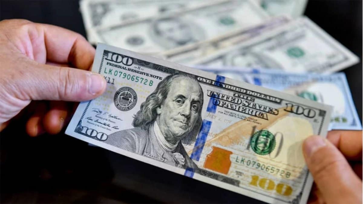 الدولار يتخطى 56 جنيهاً في بنوك مصر قبيل قرار الفيدرالي الأميركي