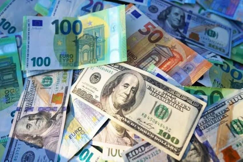 الجنيه الإسترليني يرتفع مقابل الدولار واليورو مع إغلاق أسواق لندن