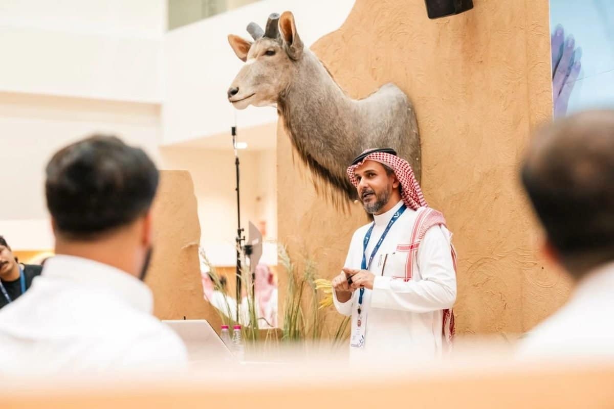 ورشة في معرض الصقور والصيد تشرح مراحل التحنيط وتقنيات العناية بالحيوانات المحنطة