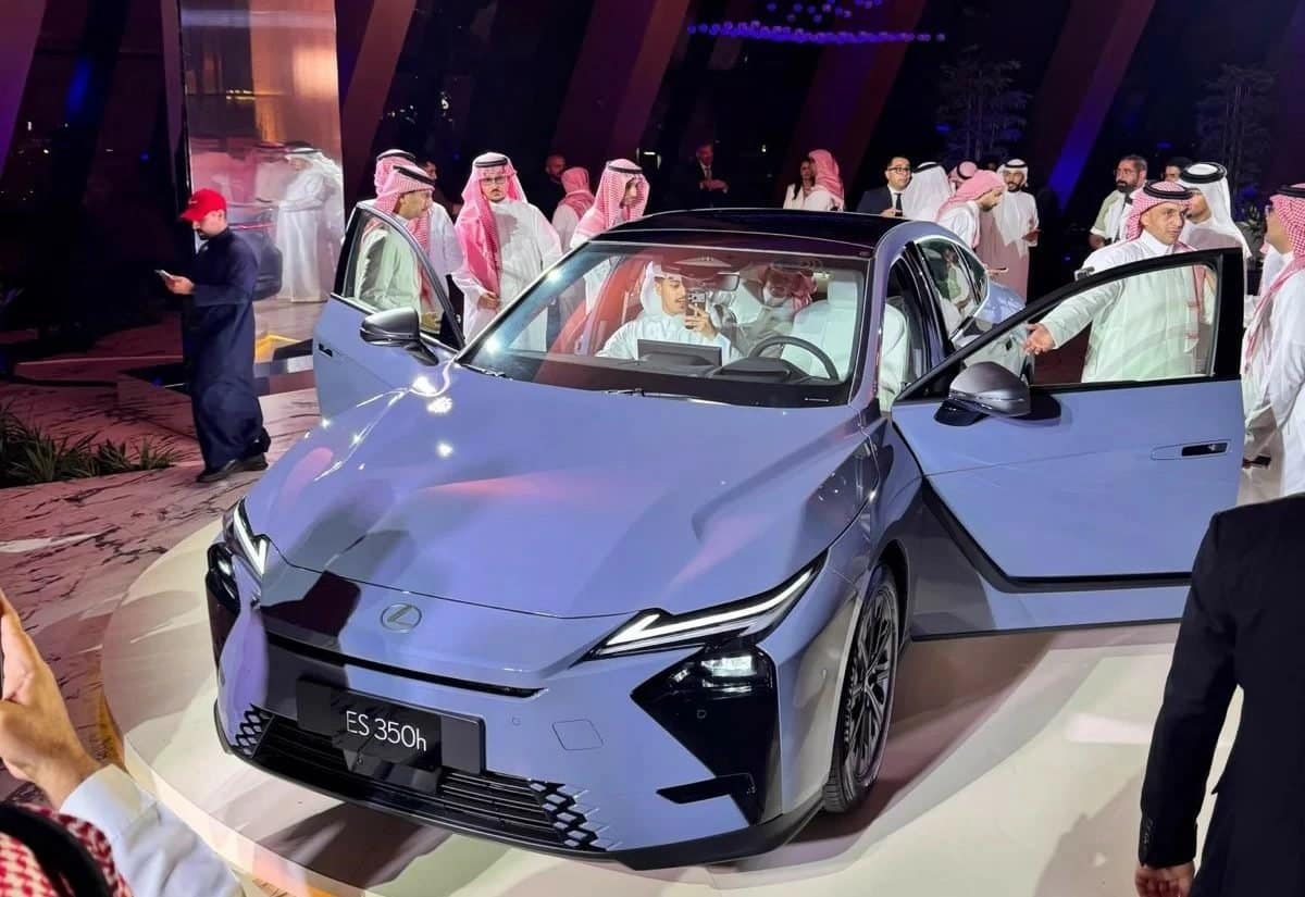 لكزس تكشف عن الجيل الثامن من ES وتعيد افتتاح مركزها المطور في جدة