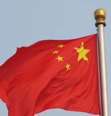 ما دلالة تسديد شركات صينية رسوم هرمز باليوان ؟