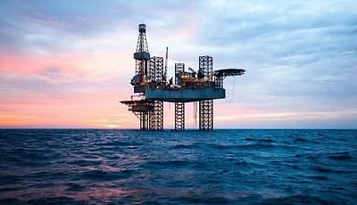 النفط يقفز 4% وسط تصاعد التوترات الجيوسياسية وبرنت يتجاوز 108 دولارات