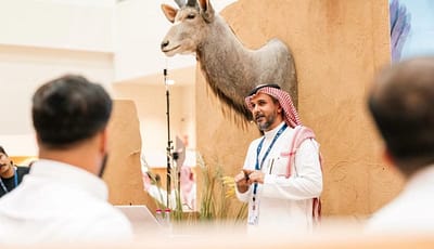 ورشة في معرض الصقور والصيد تشرح مراحل التحنيط وتقنيات العناية بالحيوانات المحنطة