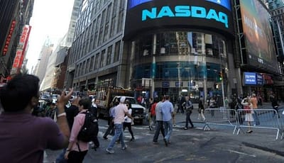 مؤشر ناسداك 100 يهبط 2.5% مع تفاقم عمليات البيع في أسهم التكنولوجيا