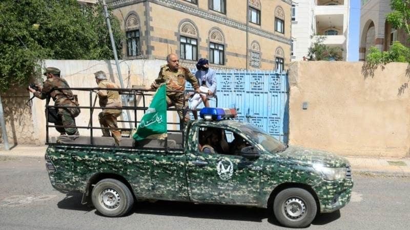 الحوثيون يوسعون نطاق سيطرتهم في البحر الأحمر بالاستيلاء على جزر حنيش
